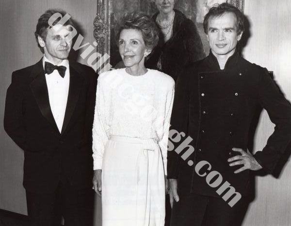 Mikail Barishnikov, Nancy Reagan, Rudolf Nureyev 1986, NY1.jpg